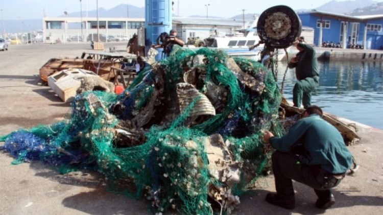 Les restes de l'avió al port de Roses © ACN