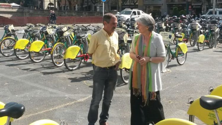 Maria Mercè Roca en una parada de Girocleta a Plaça Catalunya