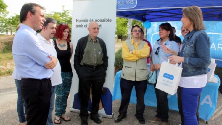 La candidata del PP, Concepció Veray (dreta) fent campanya al barri de Montjuïc © ACN