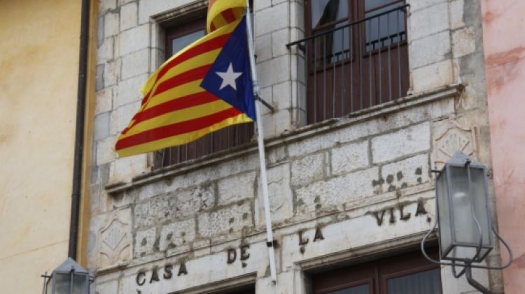 La senyera i l'estelada són presents a la façana de l'Ajuntament de Torroella de Montgrí © ACN