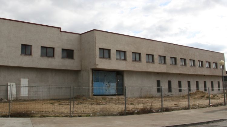 L'edifici on es vol instal·lar el macroprostíbul està situat al polígon Mas Morató i les obres estan paralitzades des del 2006 © ACN