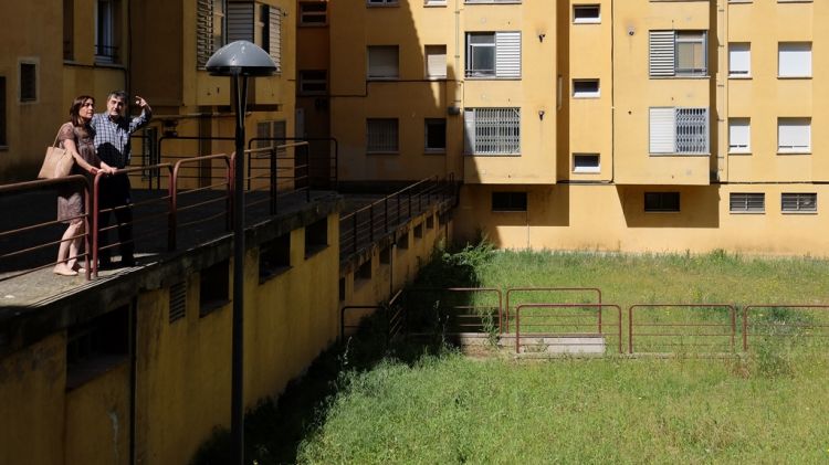 Paneque mirant un dels patis interiors que cal arranjar