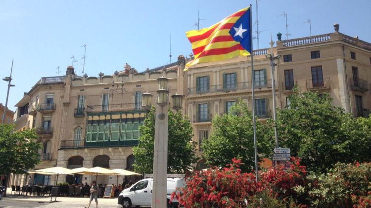 L'Estelada que han sostret els militars a la Rambla de Figueres © @Estelada