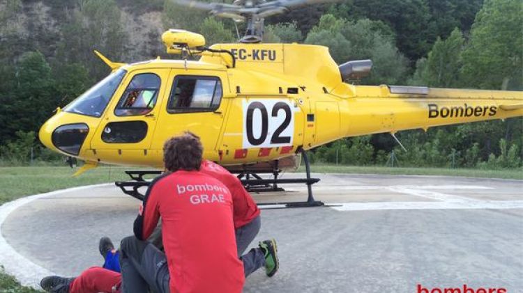 Els Bombers treballant en el rescat