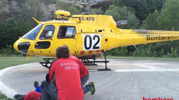 Els Bombers treballant en el rescat