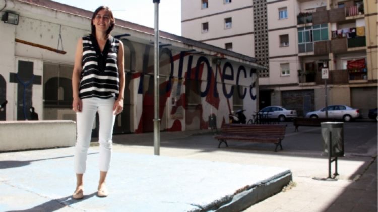 La candidata, Sílvia Paneque, davant la biblioteca Salvador Allende de Santa Eugènia © ACN