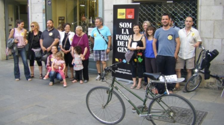 Els participants a la 'cursa dels transports' que la CUP ha organitzat de Girona a Salt