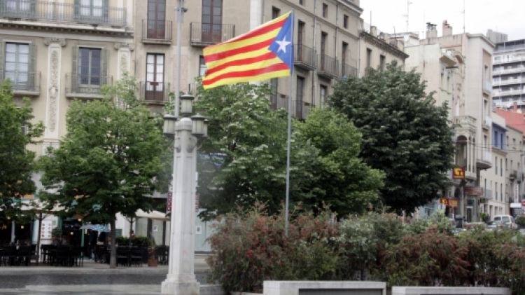 L'estelada onejant de nou a la Rambla © ACN
