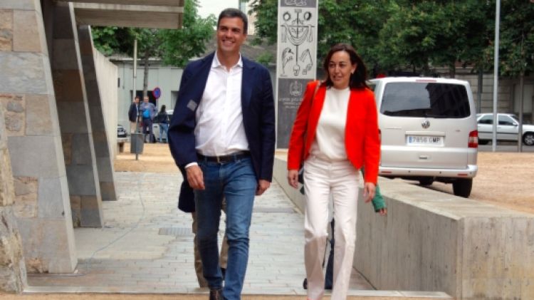 Pedro Sánchez i Sílvia Paneque, arribant a l'acte electoral © ACN