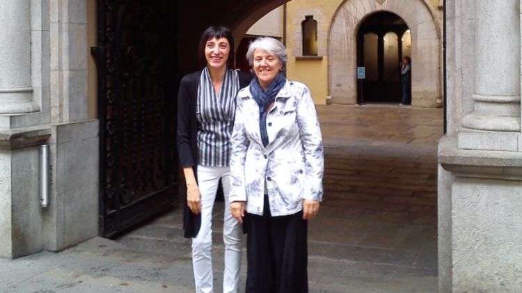 Maria Mercè Roca i Marta Morera, ahir davant l'Ajuntament de Girona