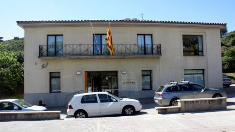 Avui a l'edifici del consistori de Sant Julià de Ramis només hi onejava una bandera, la senyera © ACN