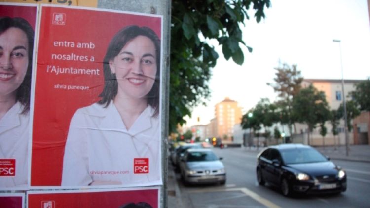 Cartells electorals del PSC amb la imatge de l'alcaldable per Girona Sílvia Paneque al carrer Emili Grahit © ACN