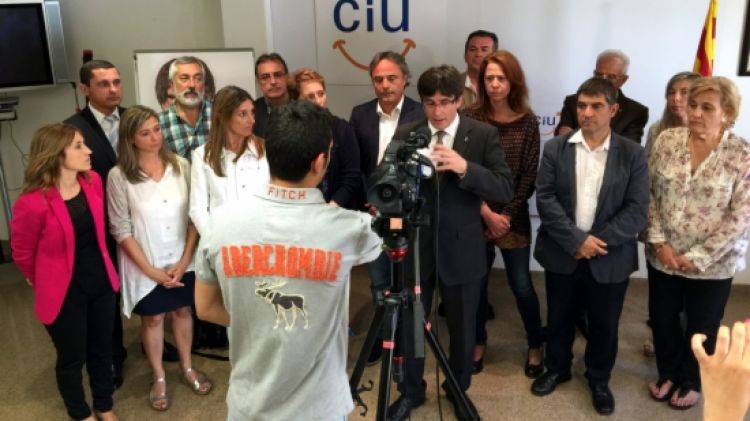 L'alcalde de Girona, Carles Puigdemont, envoltat de membres de la candidatura de CiU per a les municipals