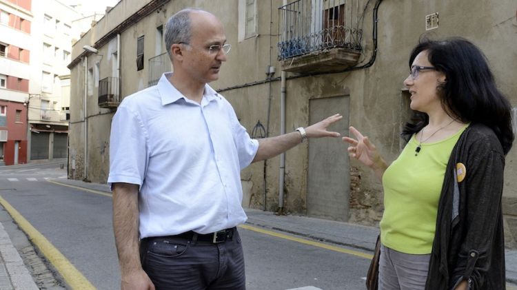 Albert Testart i Anna Albó, número 5 de la llista d'ERC-MES, davant un edifici per rehabilitar a Figueres