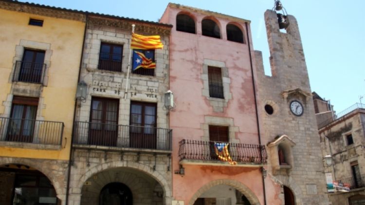 La façana de l'Ajuntament de Torroella de Montgrí, amb l'estelada onejant juntament amb la senyera © ACN