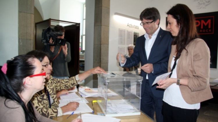 L'alcalde i candidat a la reelecció per CiU, Carles Puigdemont, ha votat acompanyat de la seva dona © ACN