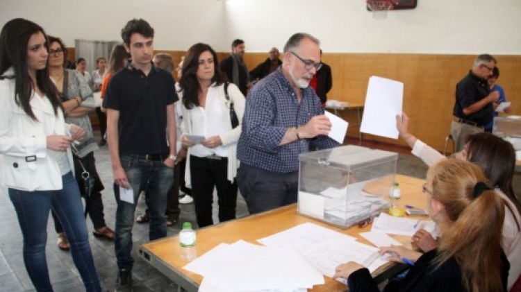 L'alcaldable de CiU, Jaume Torramadé, ha votat a dos quarts de dues a l'escola la Farga © ACN