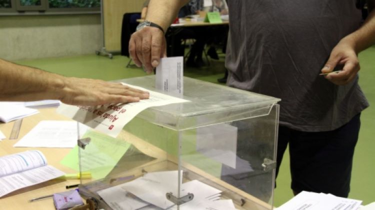 Una persona vota en un col·legi electoral a Barcelona, a primera hora del matí © ACN