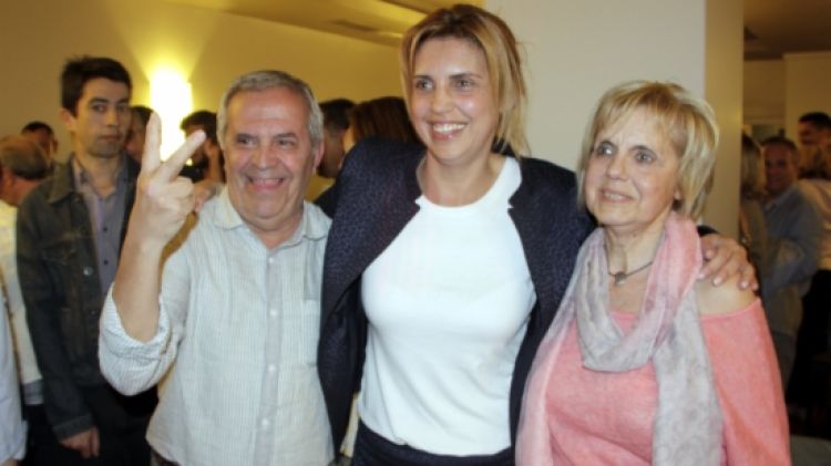Marta Felip celebrant la victòria a les municipals amb els seus pares © ACN