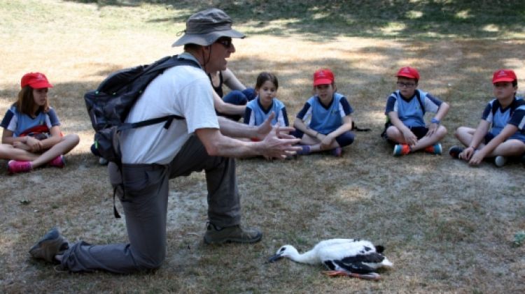 Un monitor amb els escolars © ACN