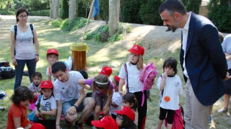 Santi Vila, avui a Peralada en un anellament de cigonyes © ACN