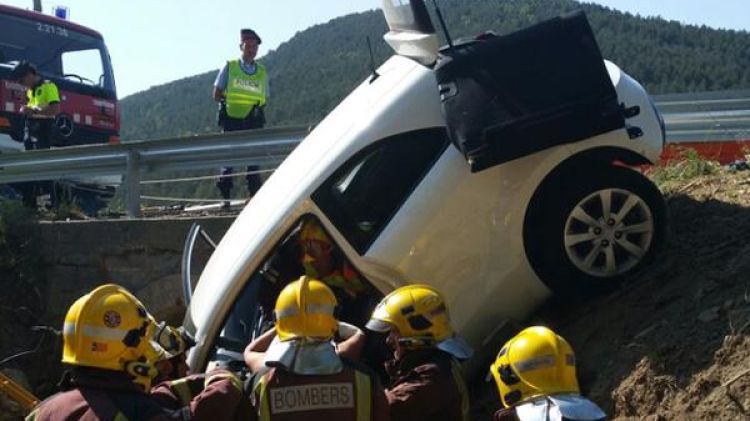 Els bombers traient la conductora de dins el vehicle © Bombers