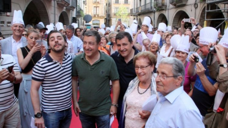 Els germans Roca i els seus pares, a l'estora vermella © ACN