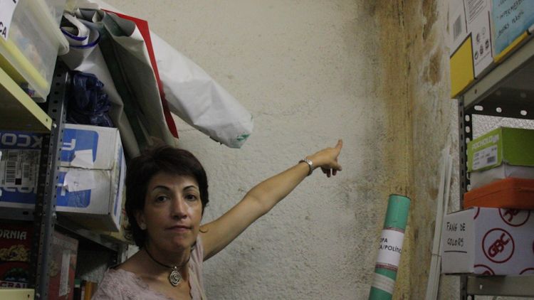 Una de les aules afectades per humitats al CEIP Aixart de Cervià de Ter durant el 2010