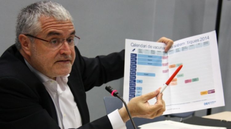 El director general de l'Agència de Salut Pública, Antoni Mateu, amb el calendari de vacunacions © ACN