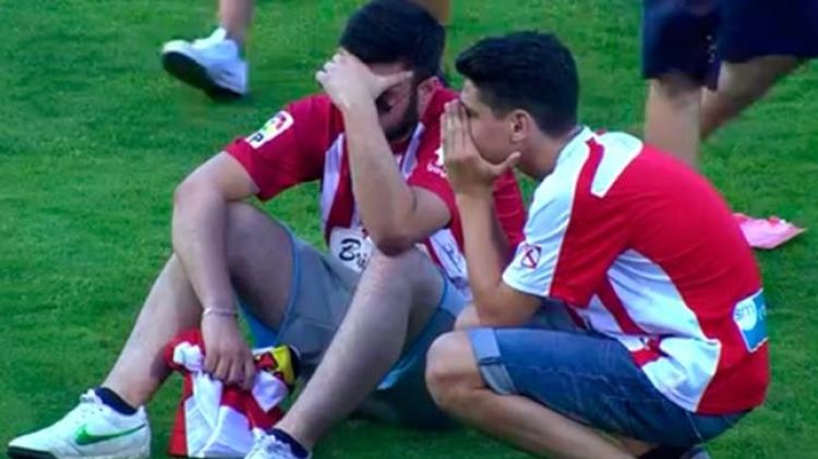 La decepció de dos seguidors al finalitzar el partit © Canal +