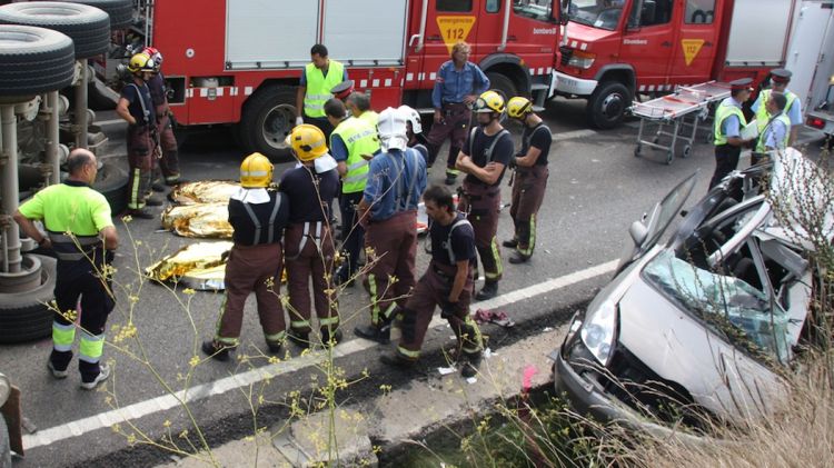 Moment en que els serveis funeraris s'enduen un dels cossos de les víctimes mortals de l'accident © ACN