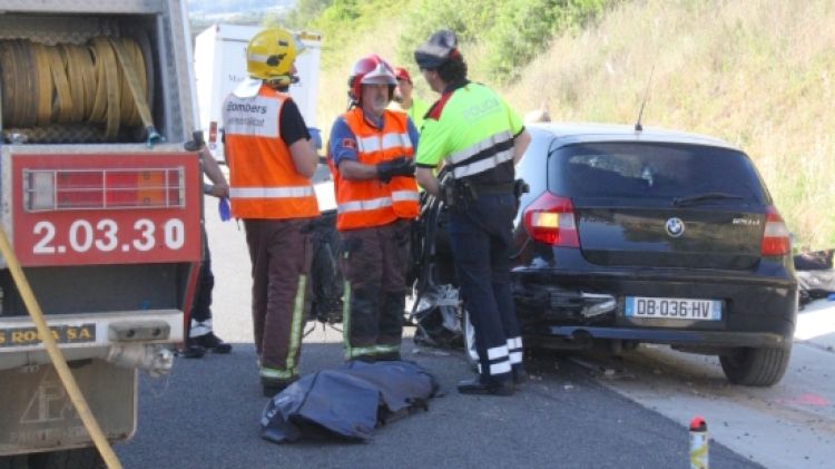 El cos del jove francès després de recatar-lo de dins el vehicle © ACN