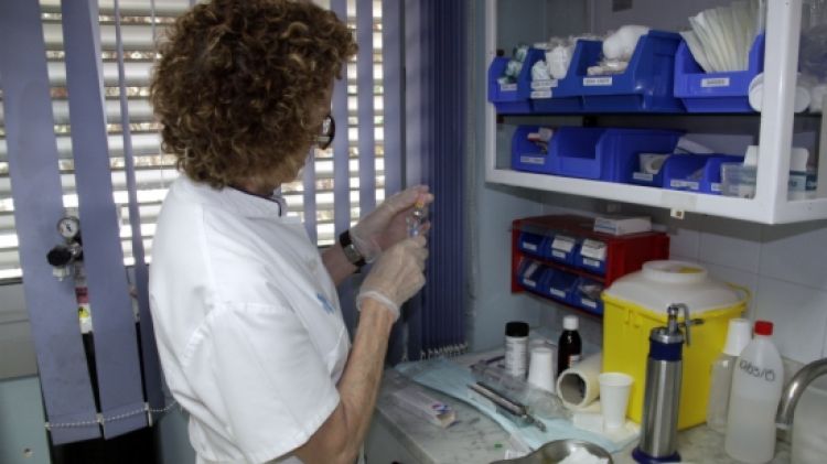 Una infermera preparant la vacuna contra la diftèria al CAP de la Garrotxa d'Olot © ACN