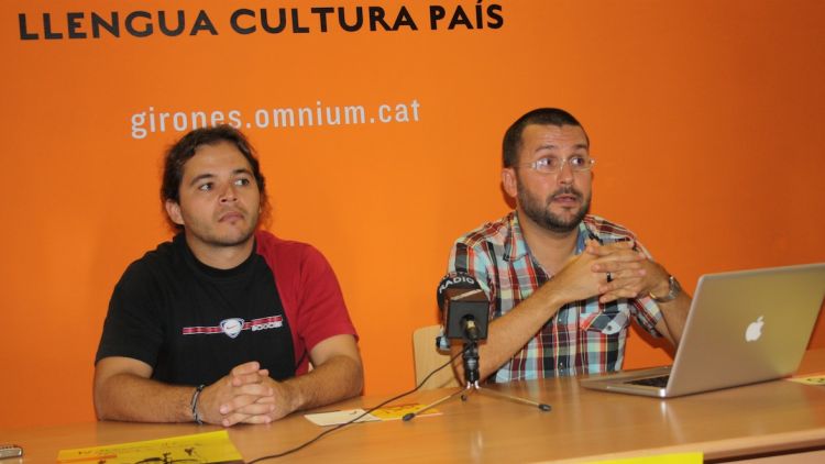 Pitu Masdevall (esquerra) i Xavier Montoya a la seu d'Òmnium Gironès © M. Estarriola