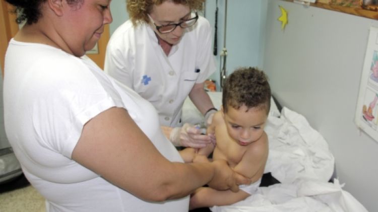 Un nen vacunat al CAP d'Olot © ACN