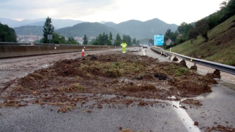 L'A-26 amb un despreniment de terra a causa de l'aiguat, concretament a l'altura de Begudà © ACN