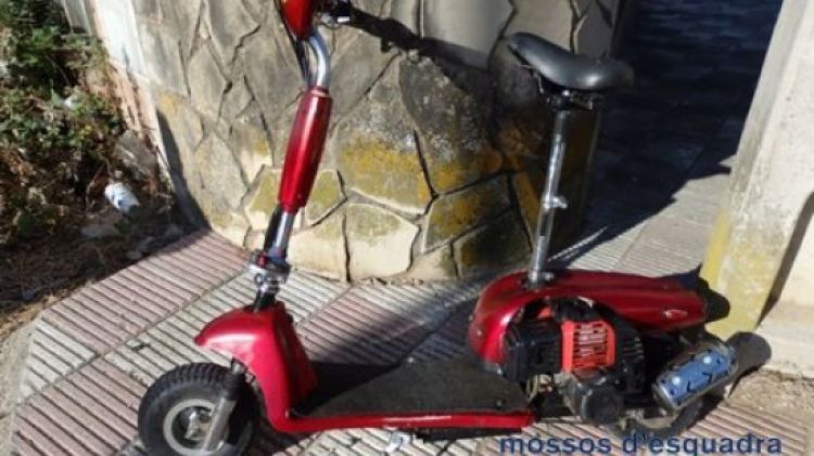 El patinet a motor que conduïa el veí d'Arbúcies © ACN