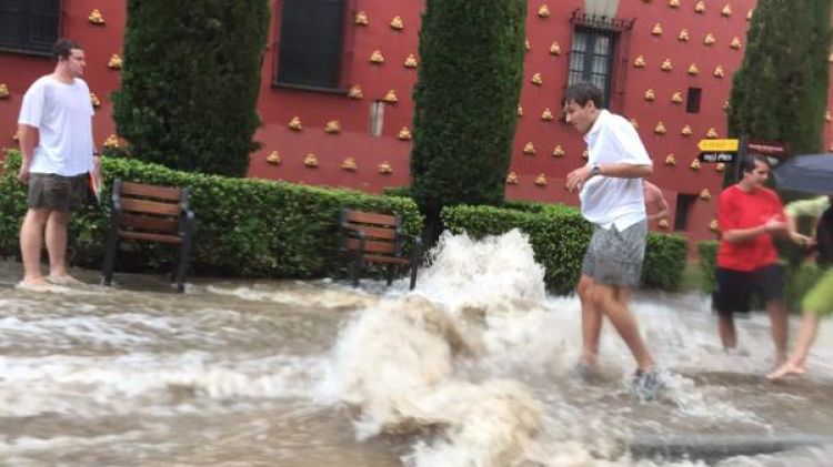 La pujada del Castell, davant Torre Galatea completament inundada © Soraya Pérez de Cea