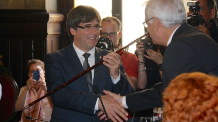 Un instant mentre l'alcalde, Carles Puigdemont, rebia la vara del regidor Eduard Berloso © ACN