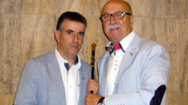 Jordi Viñas, a l'esquerra, amb la vara d'alcalde © ACN