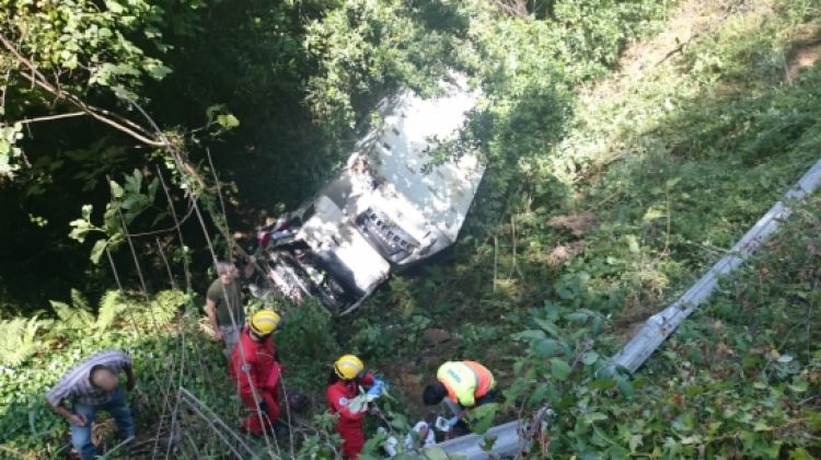 El camió després de caure pel marge a la GI-531, a Sant Gregori © ACN