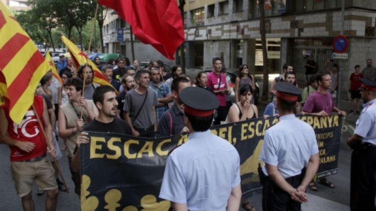 Els concentrats aquesta tarda davant els Mossos d'Esquadra © ACN