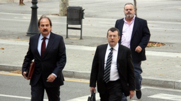 Crespo arriba al Palau de Justícia amb Manuel González-Peeters i Josep Valls © ACN