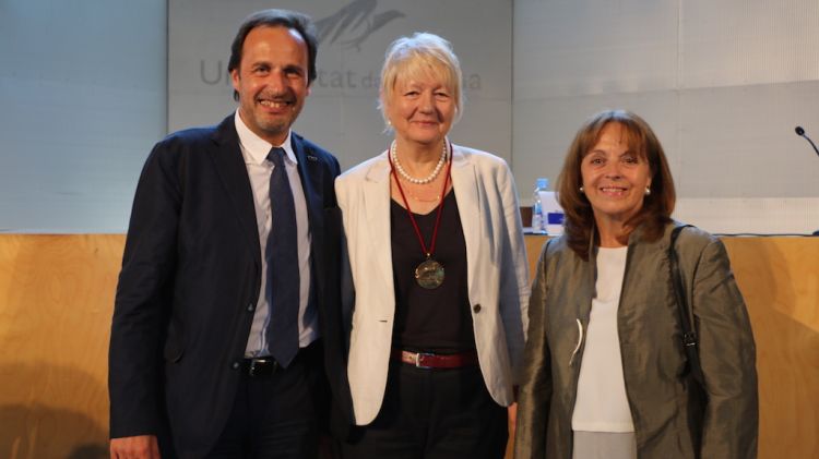 Ilona Kikbusch amb Sergi Bonet, rector de la UdG i Dolors Juvinyà