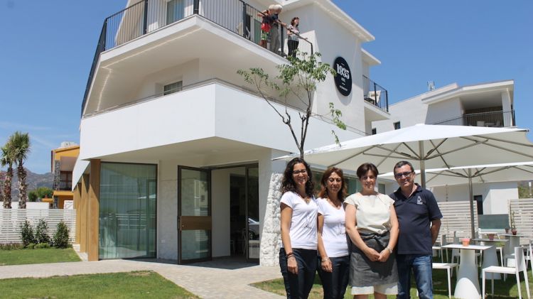 Els propietaris del grup Terraza, la família Gotanegra, al davant del nou establiment '1935 Hotel & Apartaments'