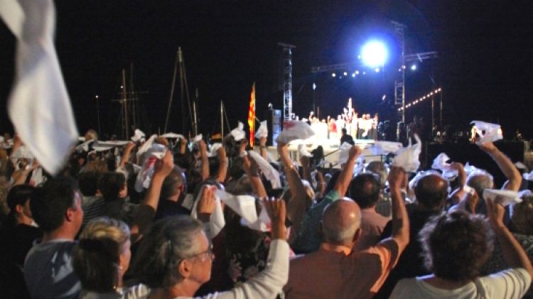 Un dels moments àlgids de la nit, mocadors enlaire per corejar 'la bella Lola' © ACN