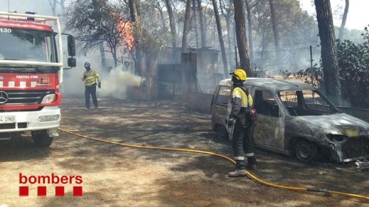 Un vehicle afectat per l'incendi que ha cremat prop d'una urbanització de Cardedeu
