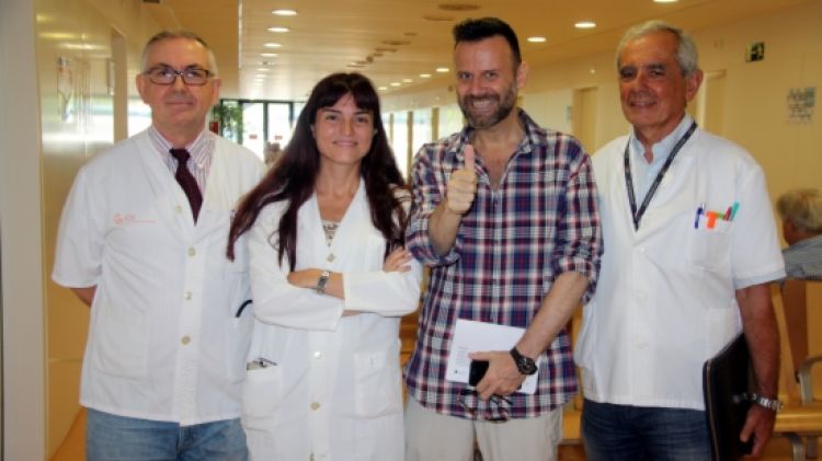 D'esquerra a dreta, el doctor Bernardo Querals, la doctora Carmen Auñón, el pacient, Alberto Márquez, i el doctor Joan Figueras © ACN