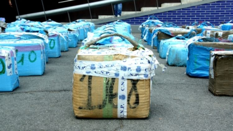 Detall dels paquets de haichís i cocaïna incautats per la policia © ACN