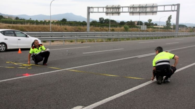 Una patrulla dels Mossos d'Esquadra al lloc de l'accident © ACN